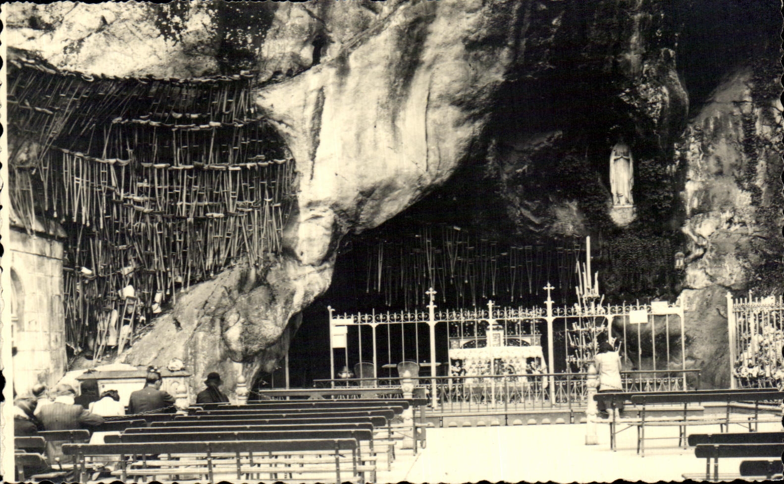 CPA Lourdes (Hautes Pyrenees) La Grotte
