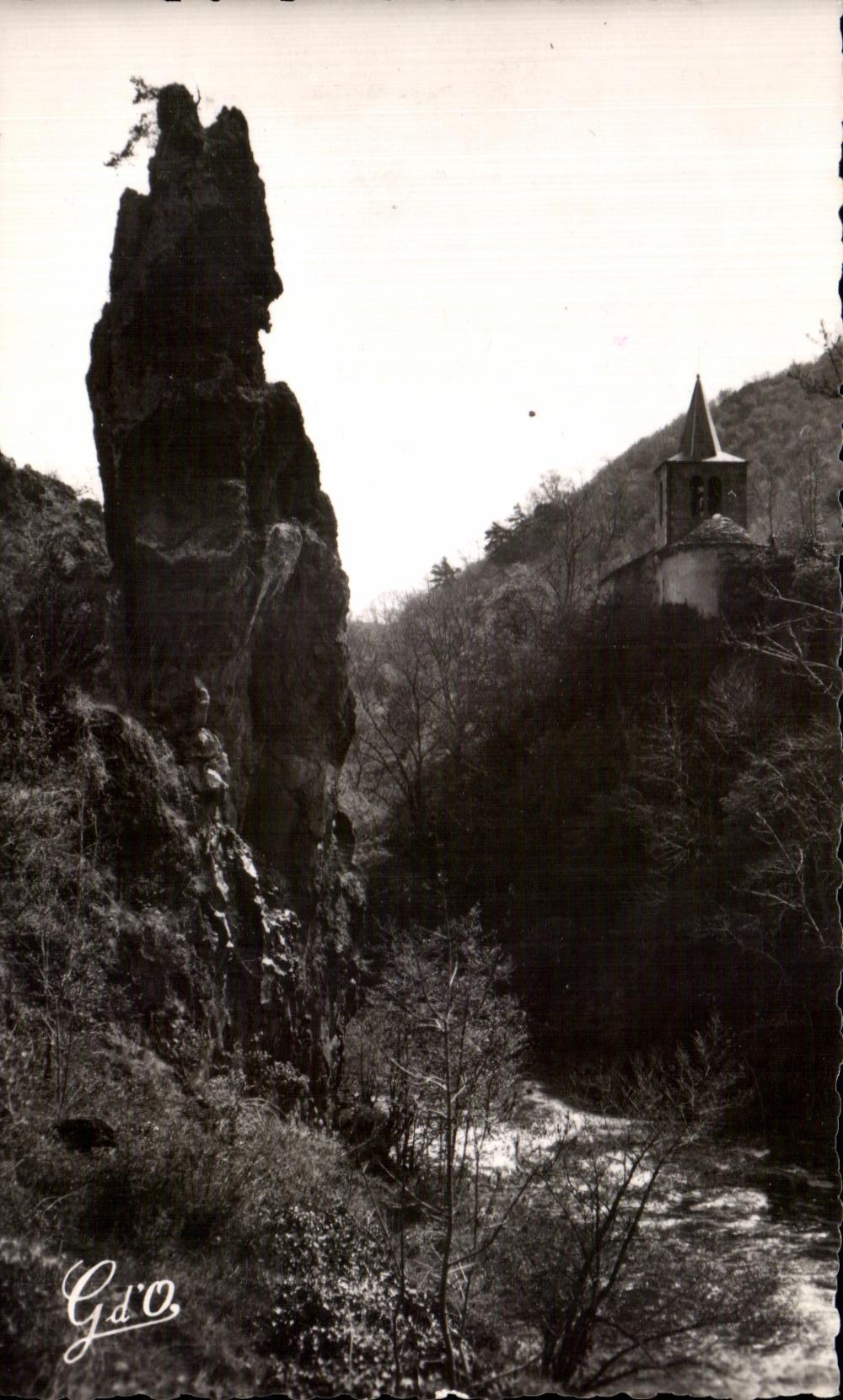 CPA L'Auvergne Route Thermale Le Dick De Verrieres Pres Saint Nectaire Alguille de monolithe dite Roche longue