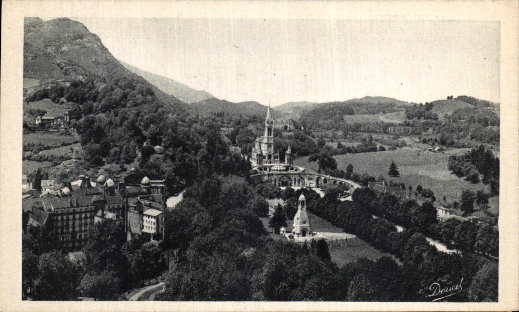 CPA Lourdes Vue d'ensemble sur la Basilique et le Calvaire