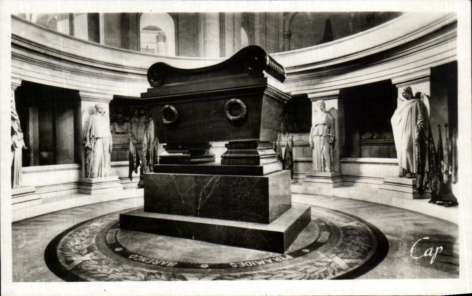 CPA Paris Les Invalides Le Tombeau de Napoleon