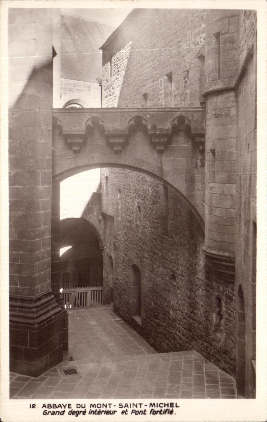 Abbaye du Mont-Saint-Michel — Grand degré intérieur et pont fortifié — série 12, éditeur Monuments Historiques de France