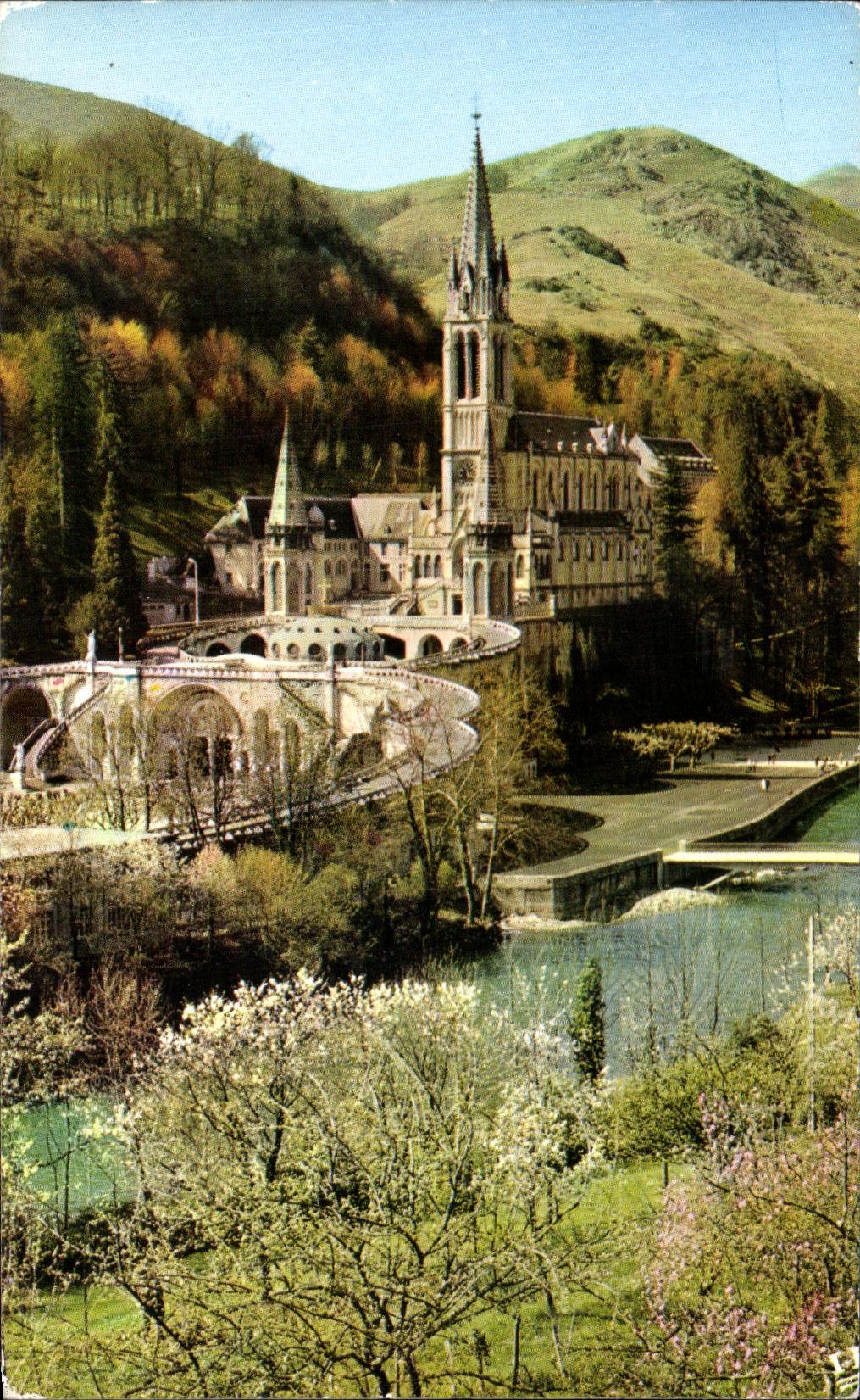 CPM Lourdes La Basilique et le Gave The Basilica and the Gave
