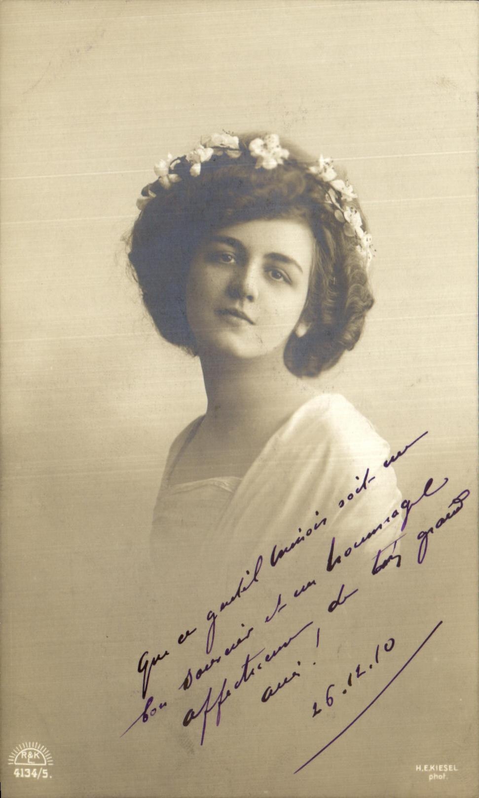 Jeune femme avec couronne de fleurs — H. Exiesel phot. — série 4134/5