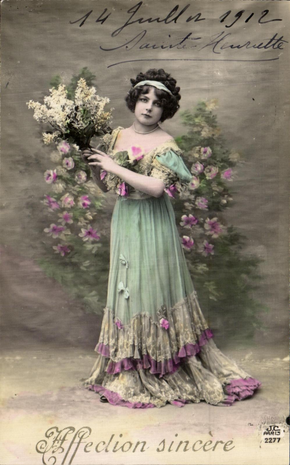 Jeune femme en robe verte et rose — fleurs — JC PARIS 2277