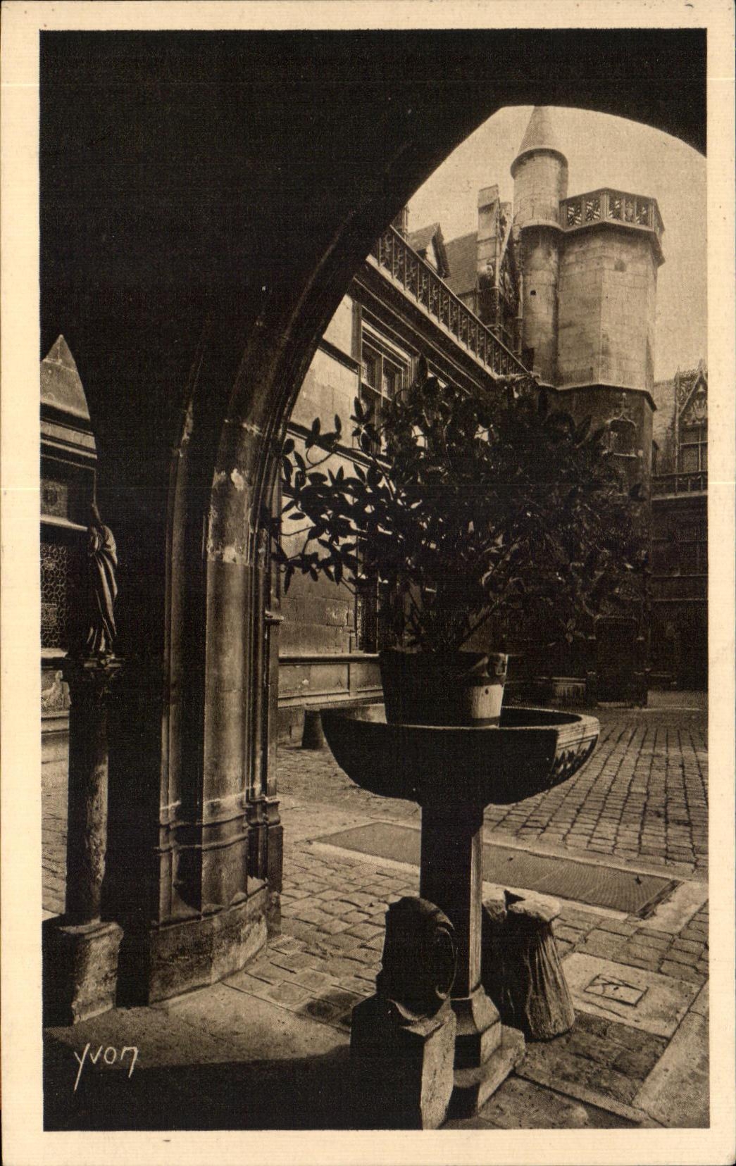 CPA Paris en flanant Musee de cluny cour d honneur