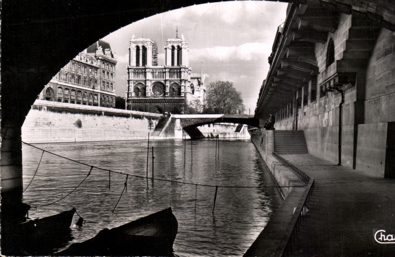 CPA Paris promenade sous les ponts Notre Dame