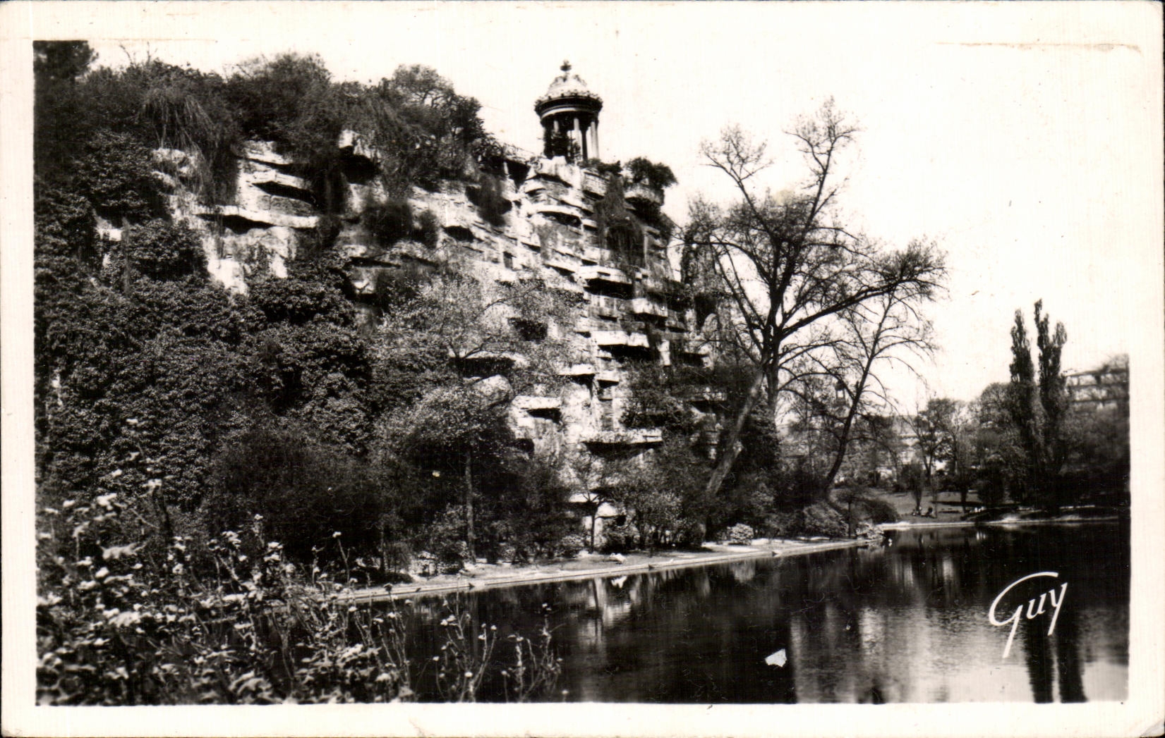 Jardins des Buttes Chaumont — L'aiguille rocheuse et le belvédère — Guy