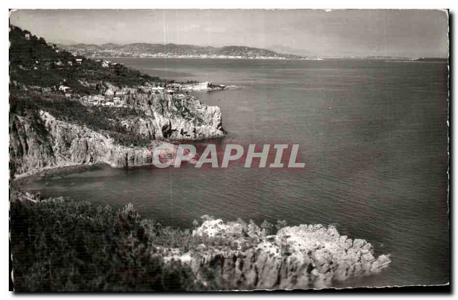 CPA Rochers rouges de la Cote d'Arur au Trayas au loin Cannes