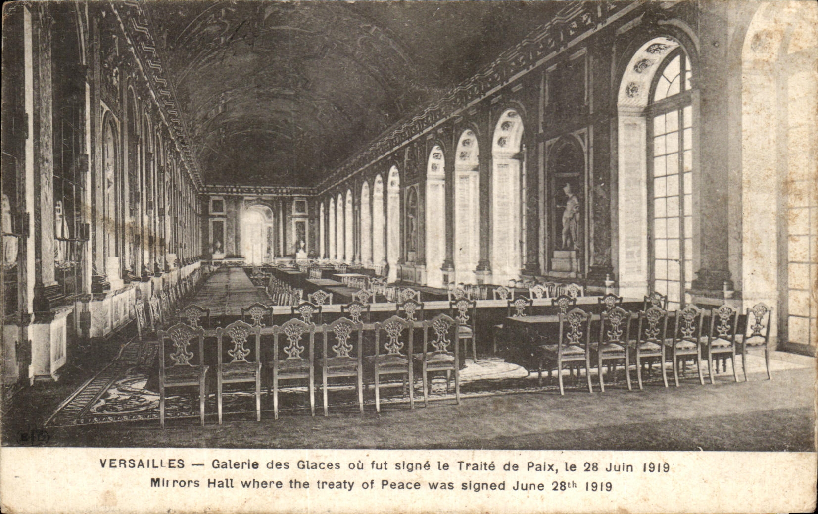 Versailles — Galerie des Glaces où fut signé le Traité de Paix, le 28 Juin 1919