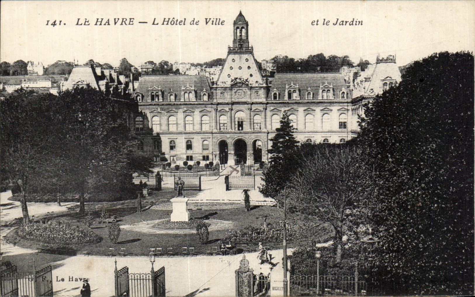 CPA Le Havre L'Hotel De Ville Et Le Jardin