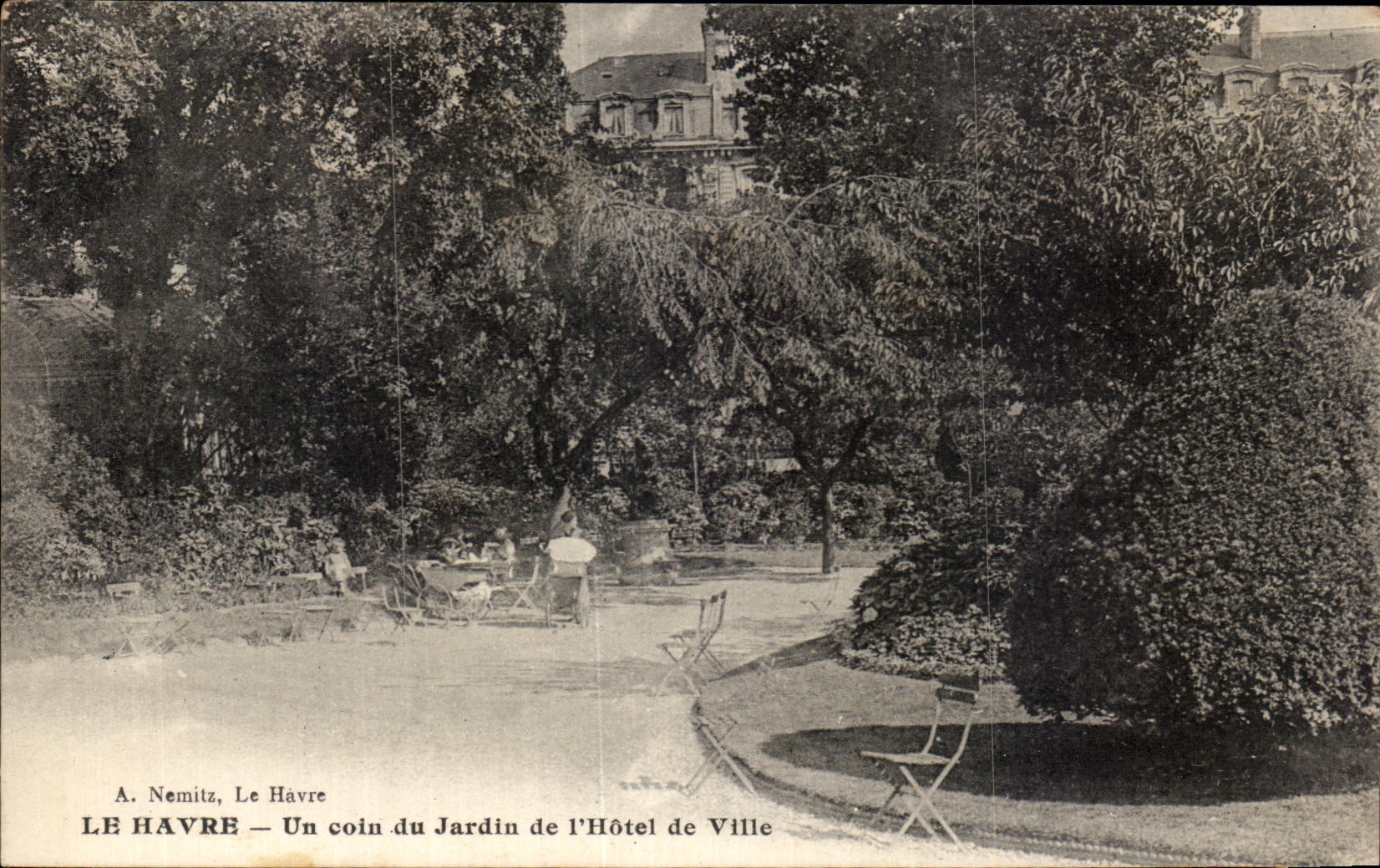 CPA Le Havre Un Coin Du Jardin de l'Hotel De Ville