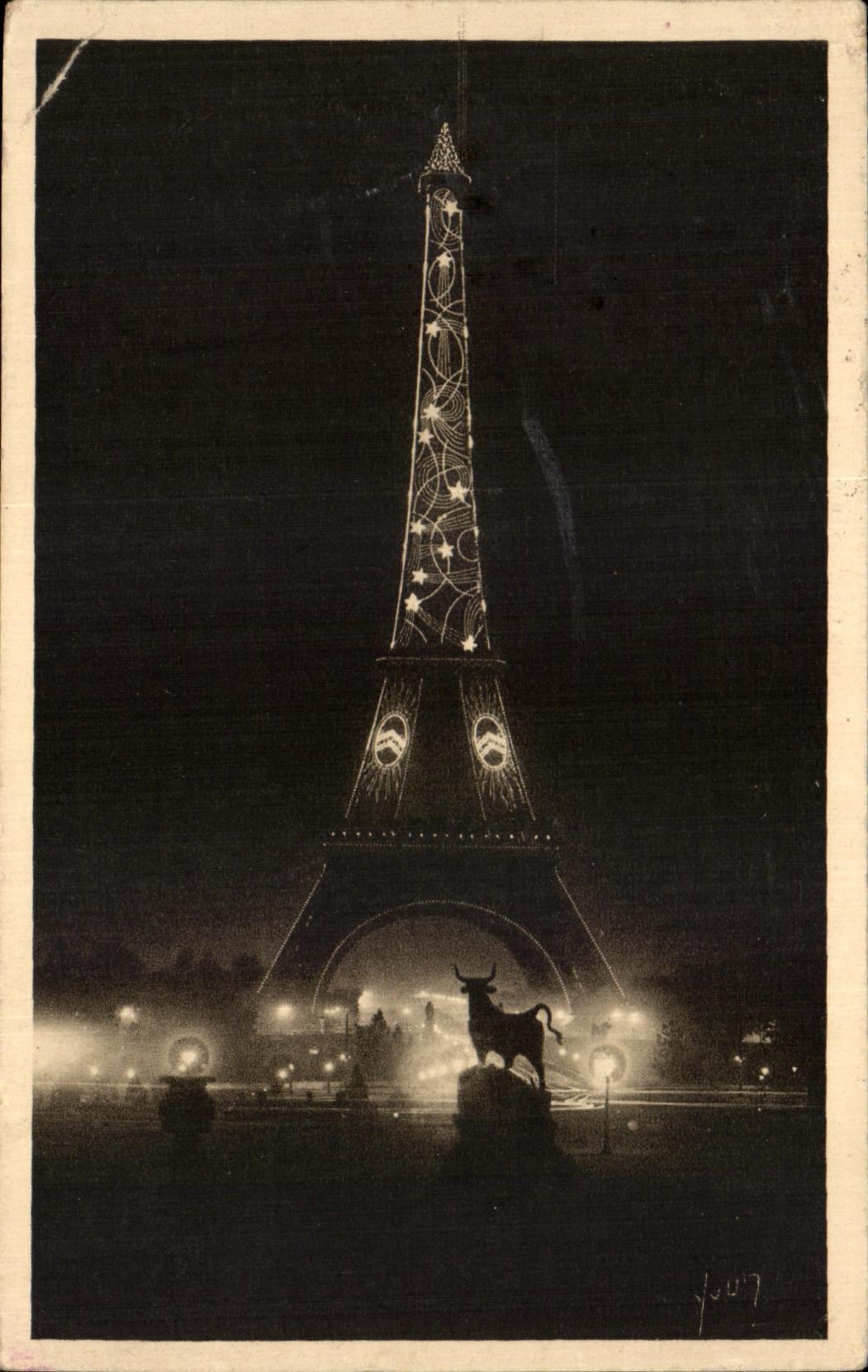 La Tour Eiffel — décorée de lumières nocturnes — Éditions d'art YVON, Paris
