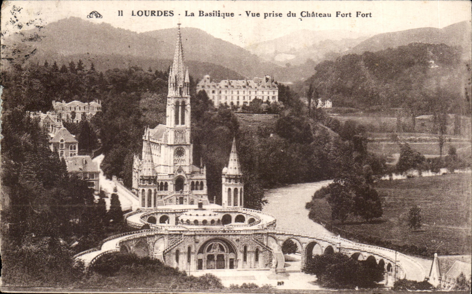 Lourdes - La Basilique - Vue prise du Château Fort Fort