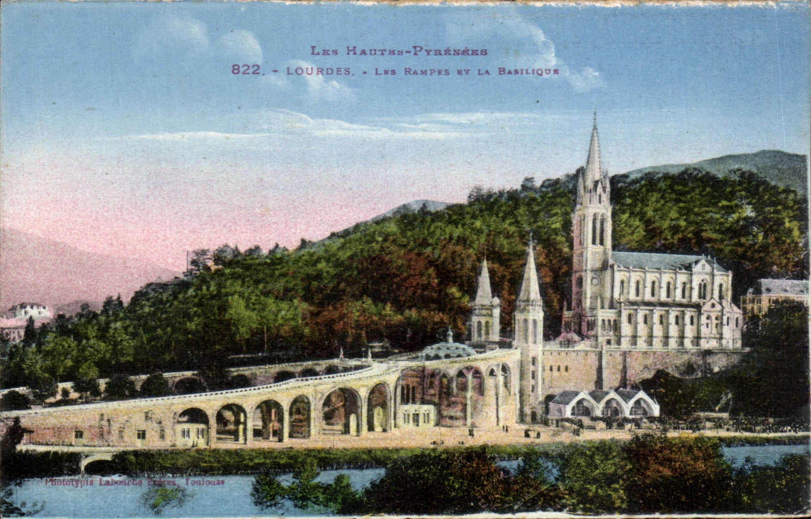 CPA Lourdes Les rampes et la basilique