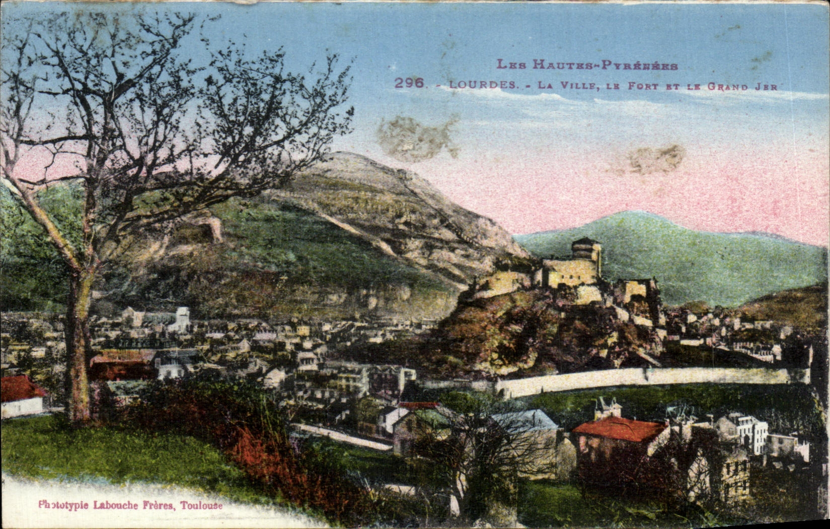 CPA Lourdes Pyrenees La Ville Le Fort et Le grand jeu