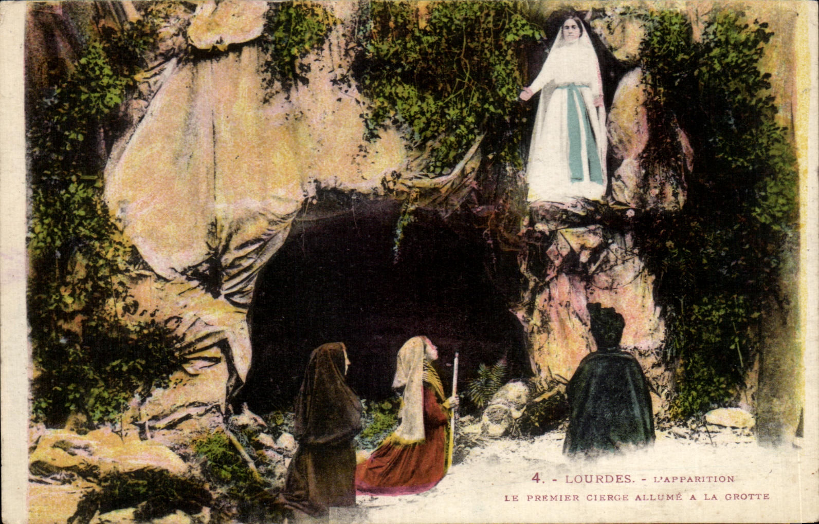 CPA Lourdes L'Appartion Le Premier cierge allume a la grotte
