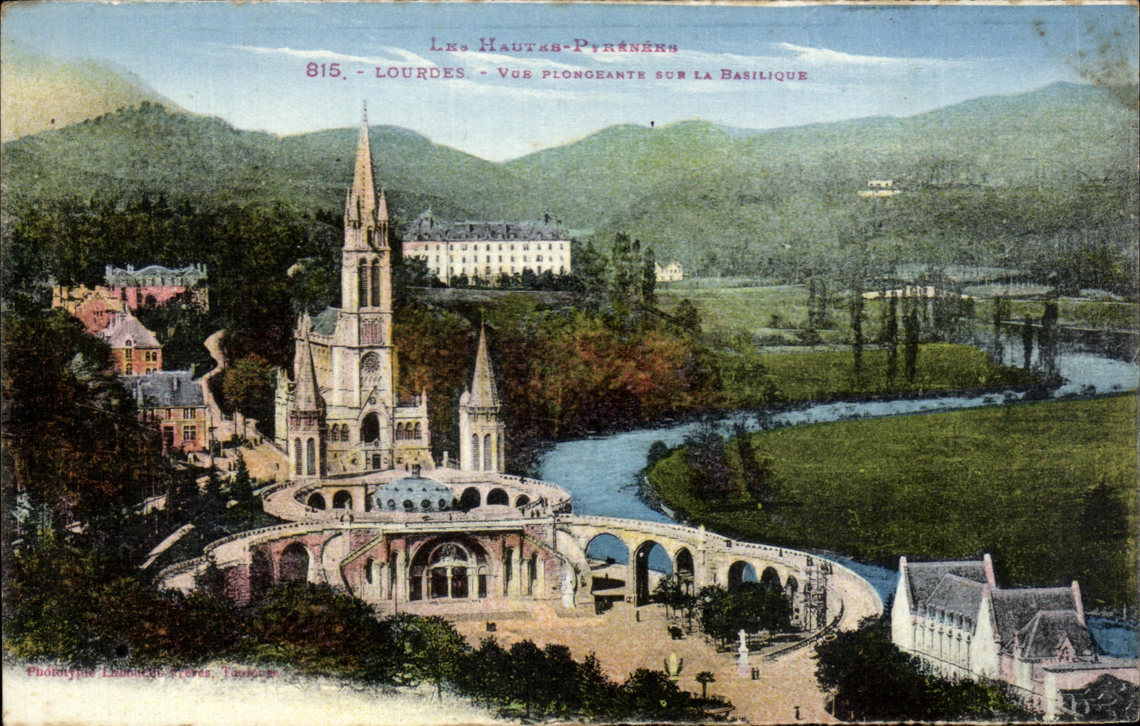 CPA Lue Hautes Pyrenees Lourdes Vue Plongeante Vue La Basilique
