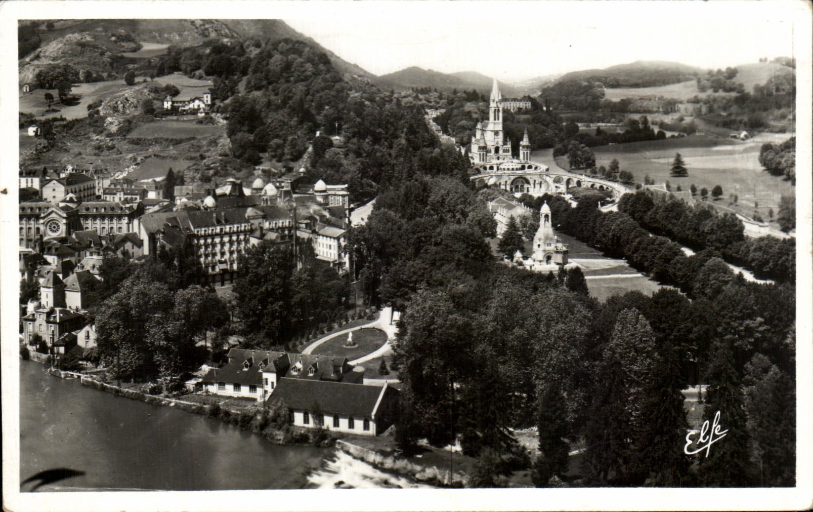 CPA Lourdes Pyrenees Ocean Lourdes Vue Panoramique sur le Calvaire Basilique