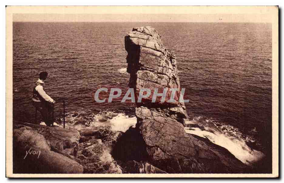 CPA La Douce France Bretagne Pointe du Raz Baie des Trepasses Le menhir