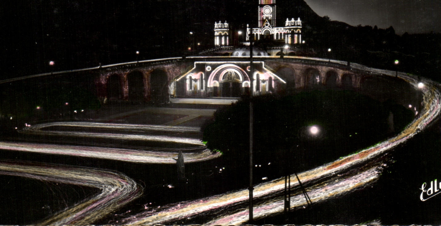 LOURDES — La Basilique Illuminée et la Procession aux Flambeaux — Édition P. DOUCET, Place Pexumale, Lourdes