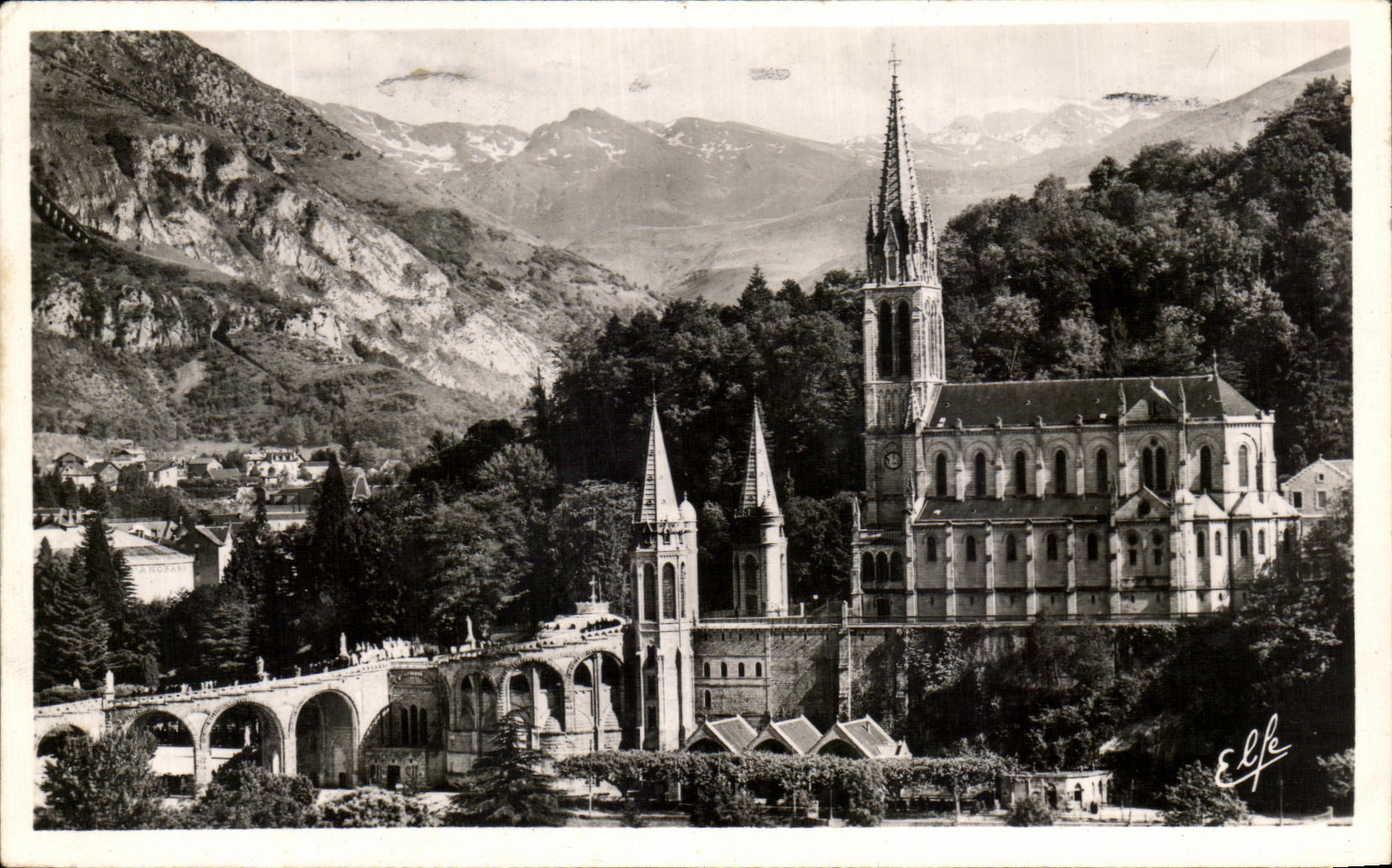 CPA Lourdes Les Kampes et la Basilique au ford I'Ardidien