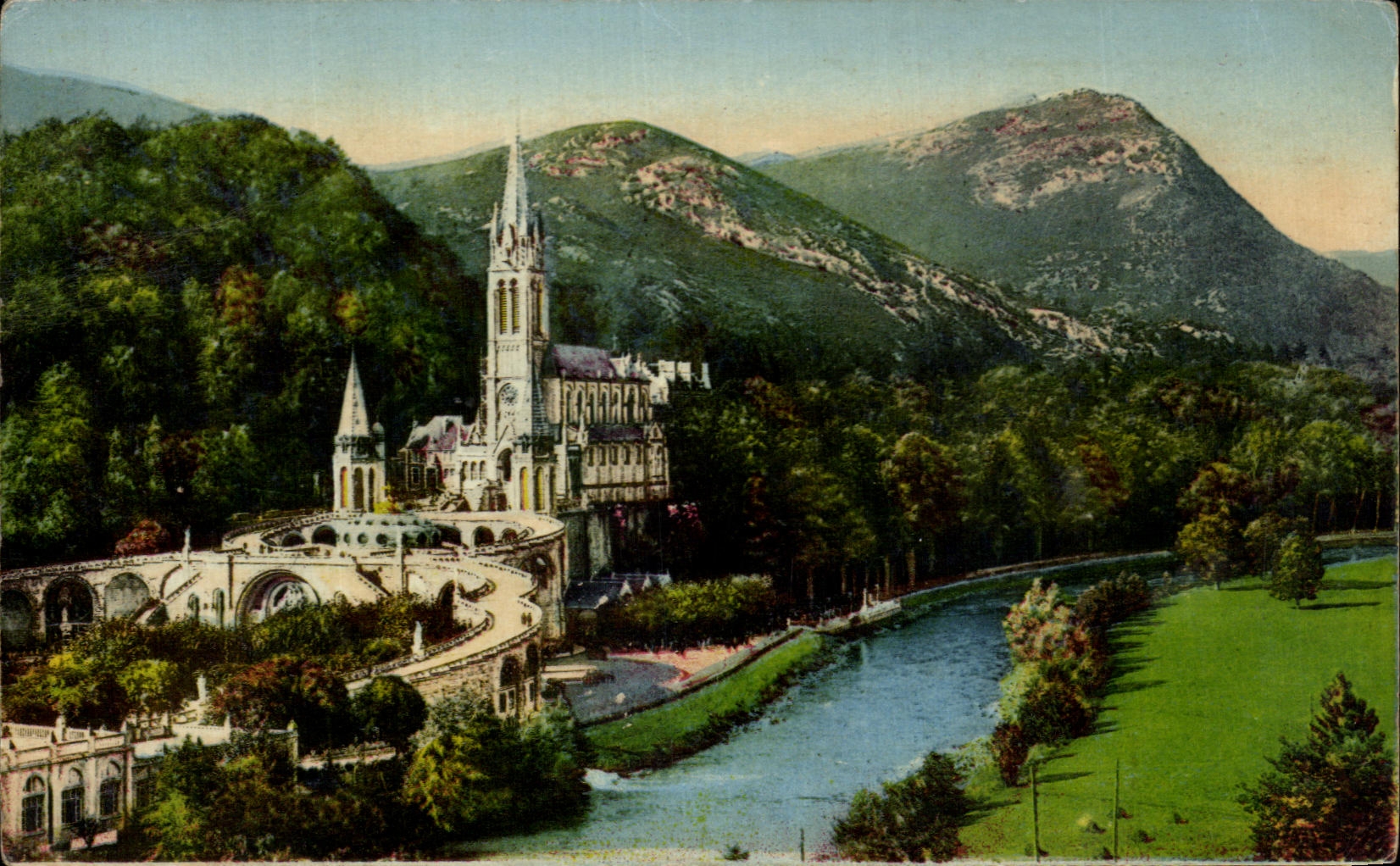 CPA Lourdes La Basilique et le Gave