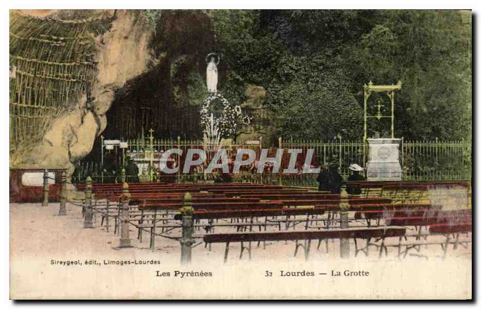 CPA Les Pyrenees Lourdes La Grotte