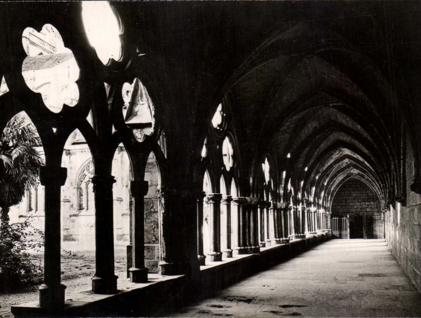 CPA Bayonne Interieur du Cloitre