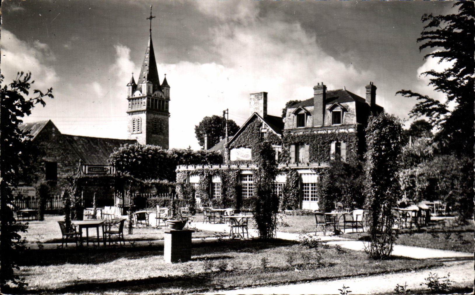Tesse-la-Madeleine (Orne) — L'Église vue de la Roseraie — Éditions René Gaud, Rueil-Malmaison
