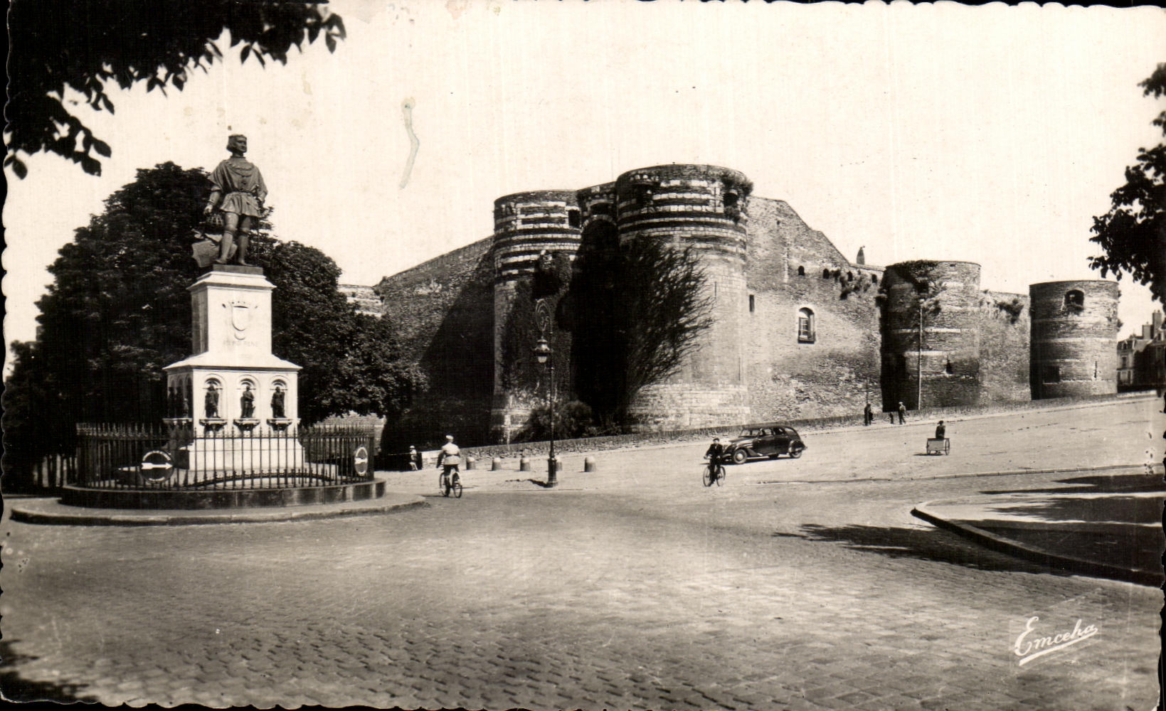 CPA Angers Le Chateau et la Statue du Roi Rene