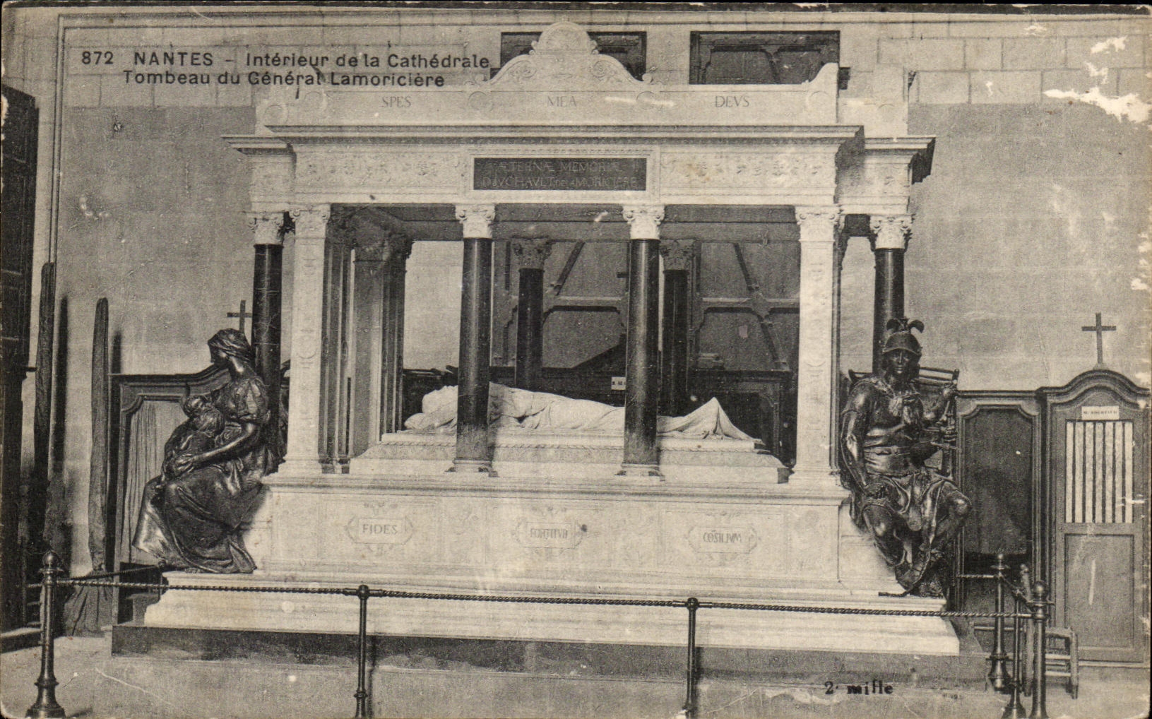 CPA Nantes Interieur de La Cathedrale tombeau du General Lamoriciere