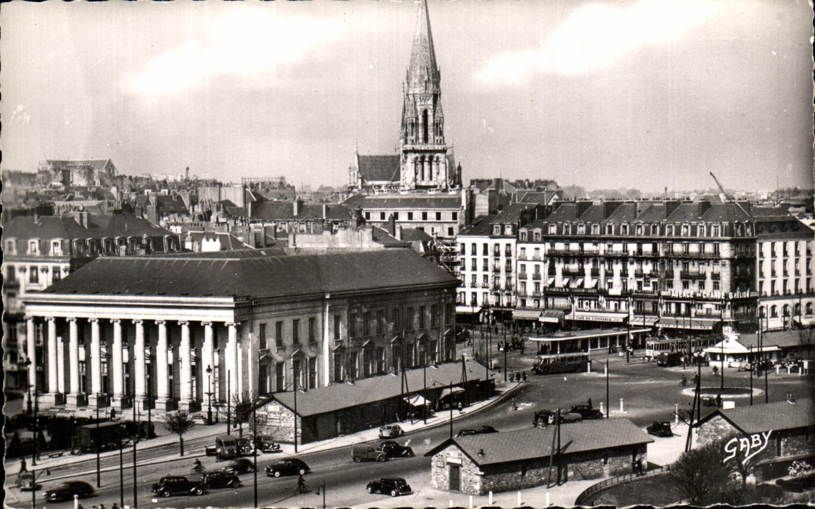 CPA Nantes La Bourse la Placde du Commerce et le clocher de l'Eglise Saint Nicolas