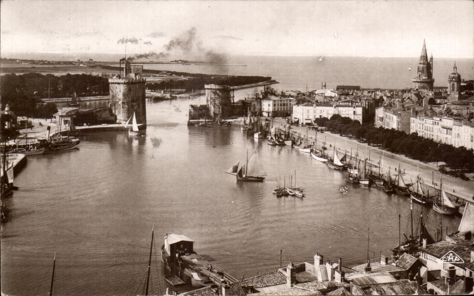 CPA La Rochelle Vue Panoramique du Port Bateaux