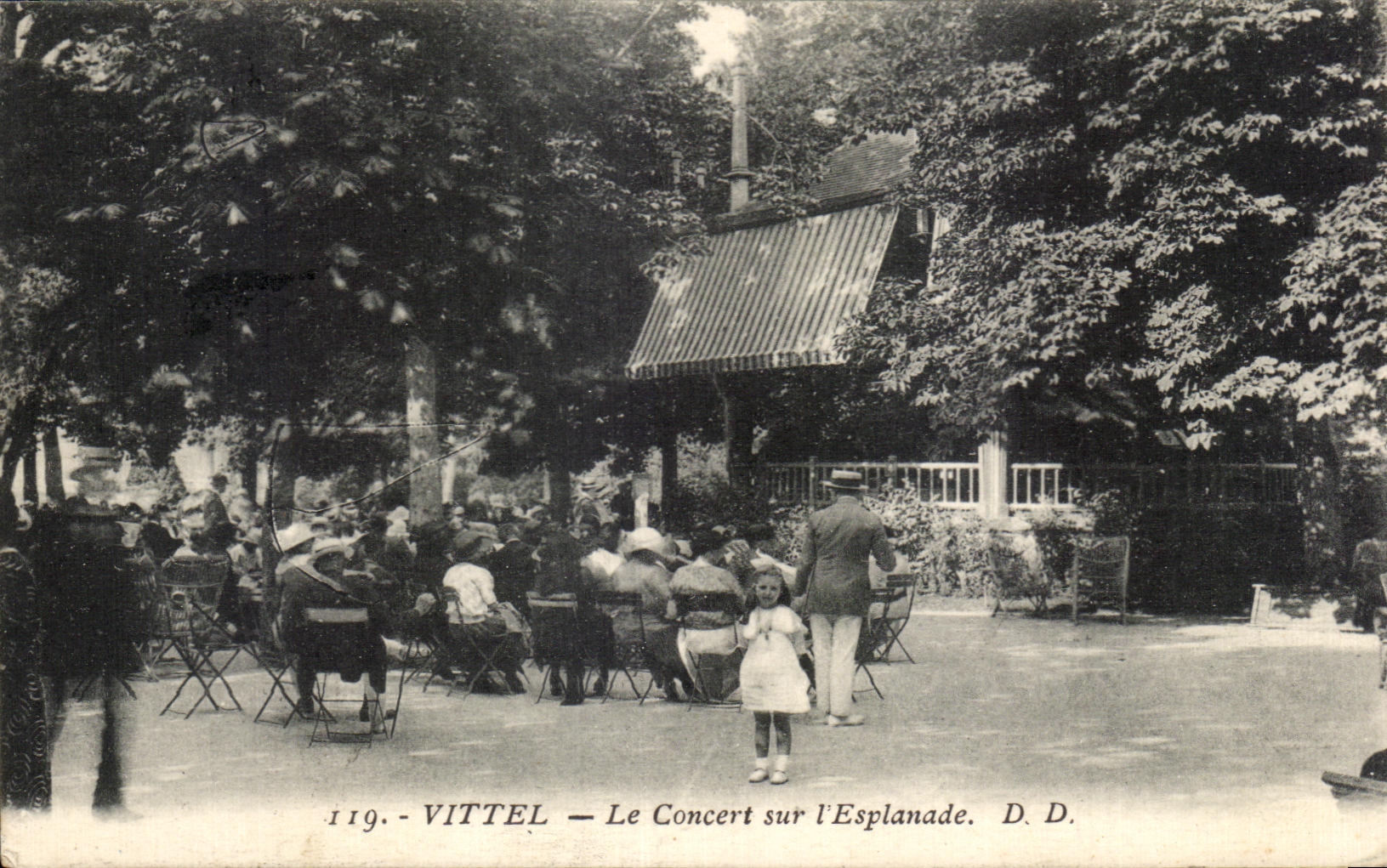 CPA Vittel Le Concert sur I'Esplanade