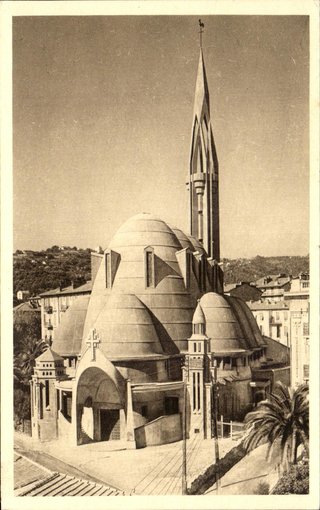 CPA Cote d'Azur Artistique Nice Exterieur de I'eglise Sainte Jeanne d'arc