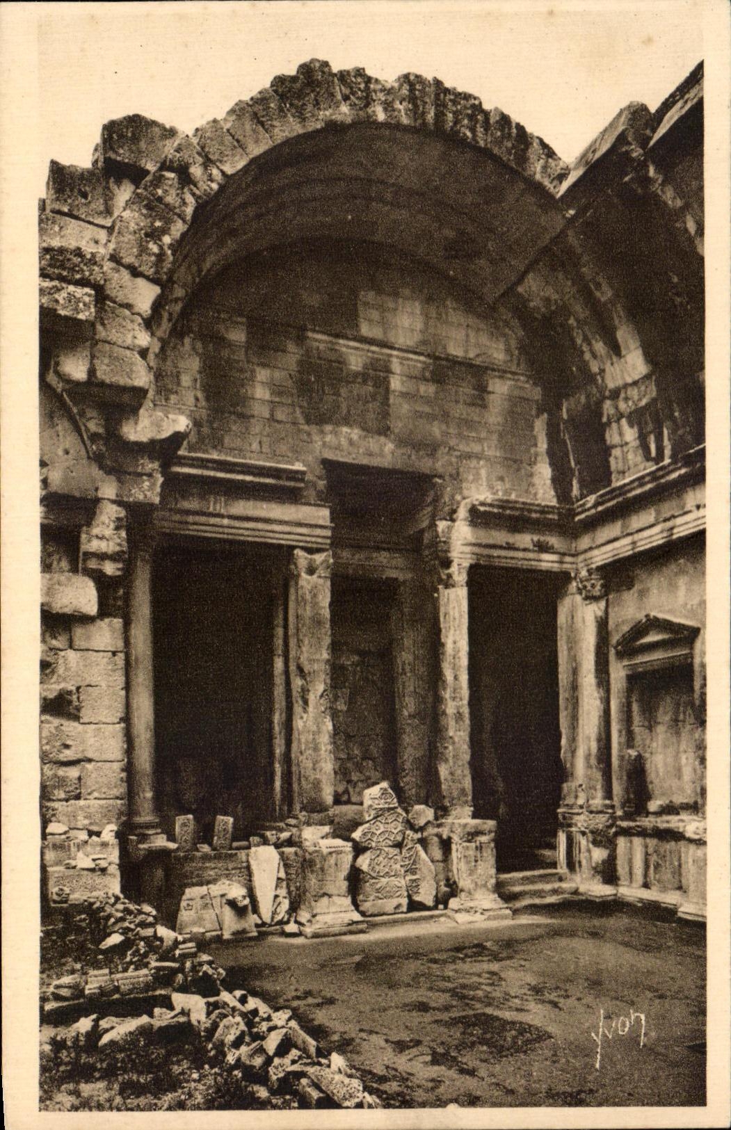 Nîmes (Gard) — Jardin de la Fontaine, L'Intérieur du Temple de Diane — Les Éditions d'Art Wicht
