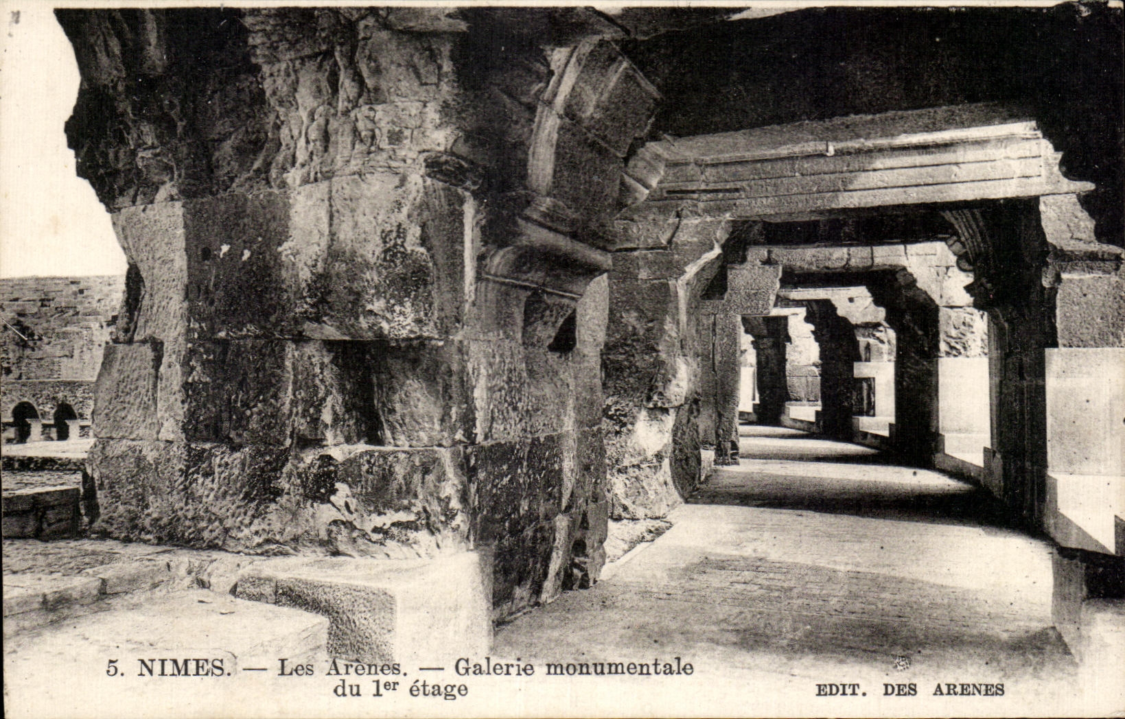 Nîmes — Les Arènes — Galerie monumentale du 1er étage — Edit. Des Arènes