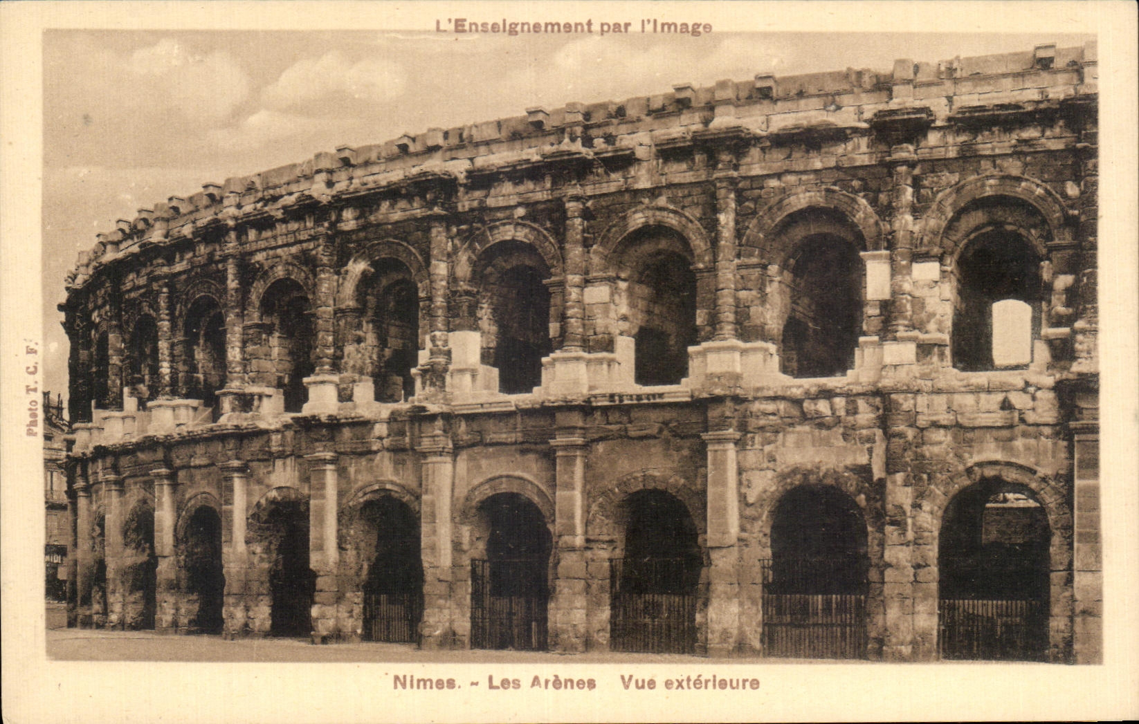 Nîmes - Les Arènes - Vue extérieure — L'Enseignement par l'Image, Photo T.C.F.