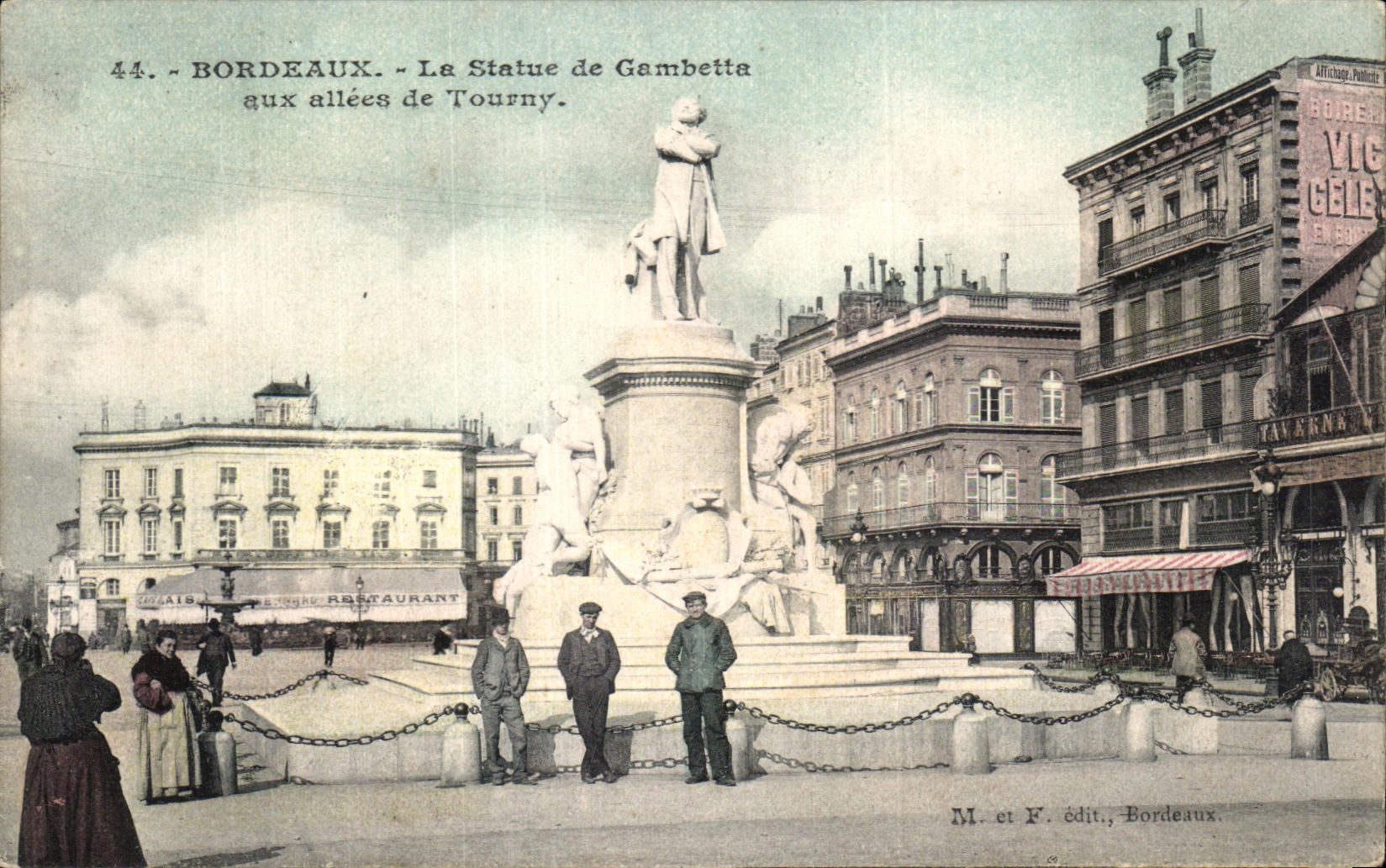 CPA Bordeaux Le Statue de Gambetta aux Allees de Tourny