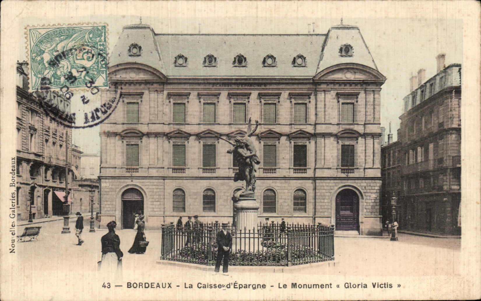CPA Bordeaux La Caisse d'Epargne Le monument a Gloria Victis