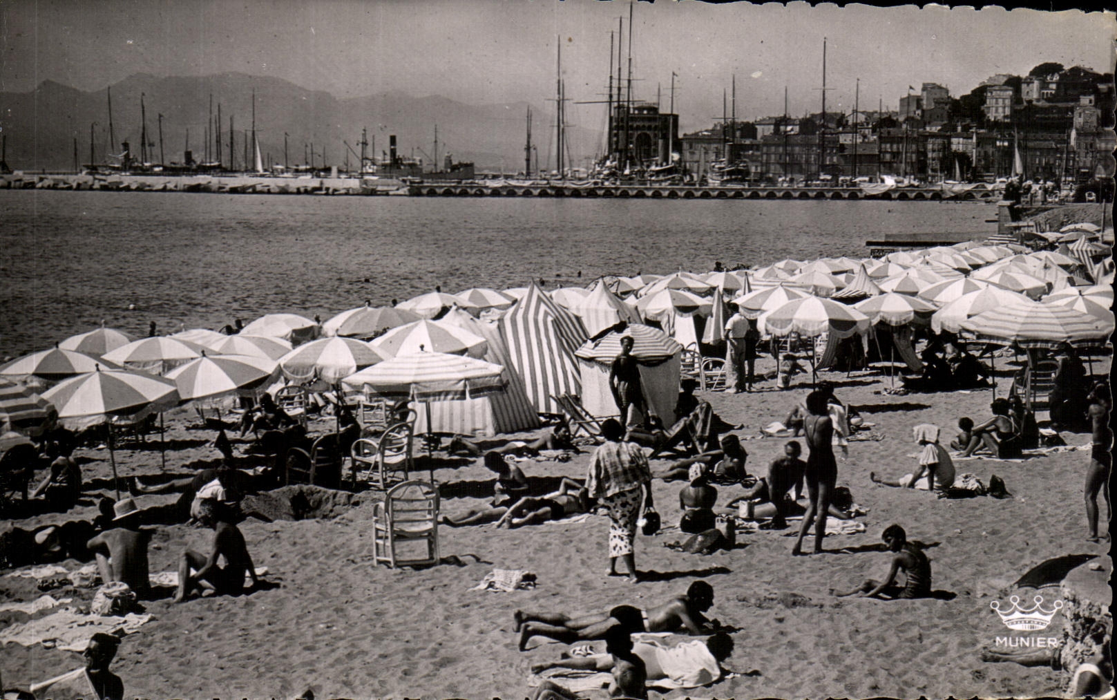 CPA La Cote D'Azur Cannes Une Plage de la Croisette