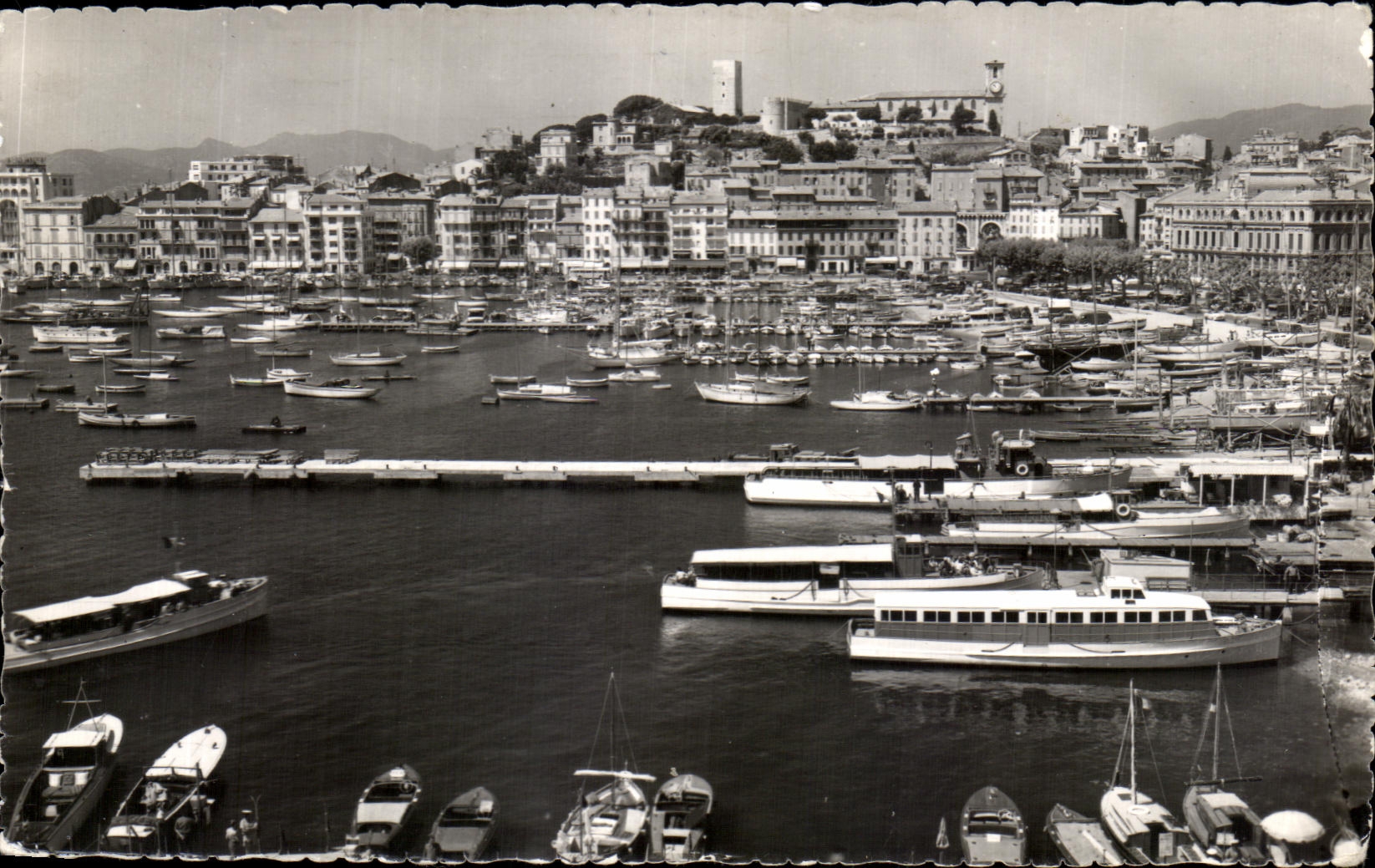 CPA La Cote D'Azur Cannes Le Port et le Suquet Vus du Casino Municipal