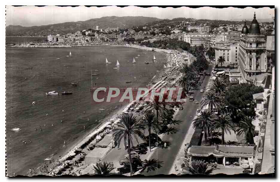 CPA La Cote d'Azur Cannes Vue Generale sur la Plage et le Suquet