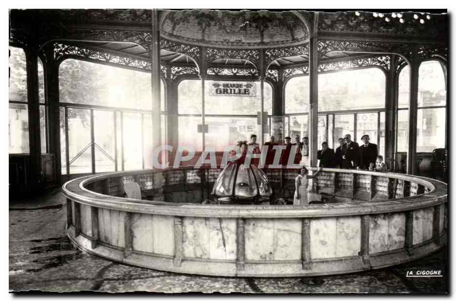 CPA Vichy Reine des Villes d'Eaux Source Grande Grille