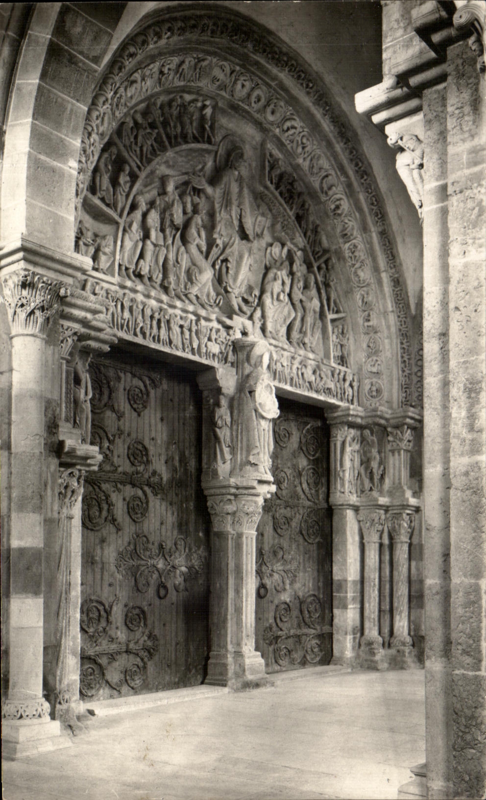 CPA Vezelay Basilique de la Madeleine Portail Interieur du Narthex