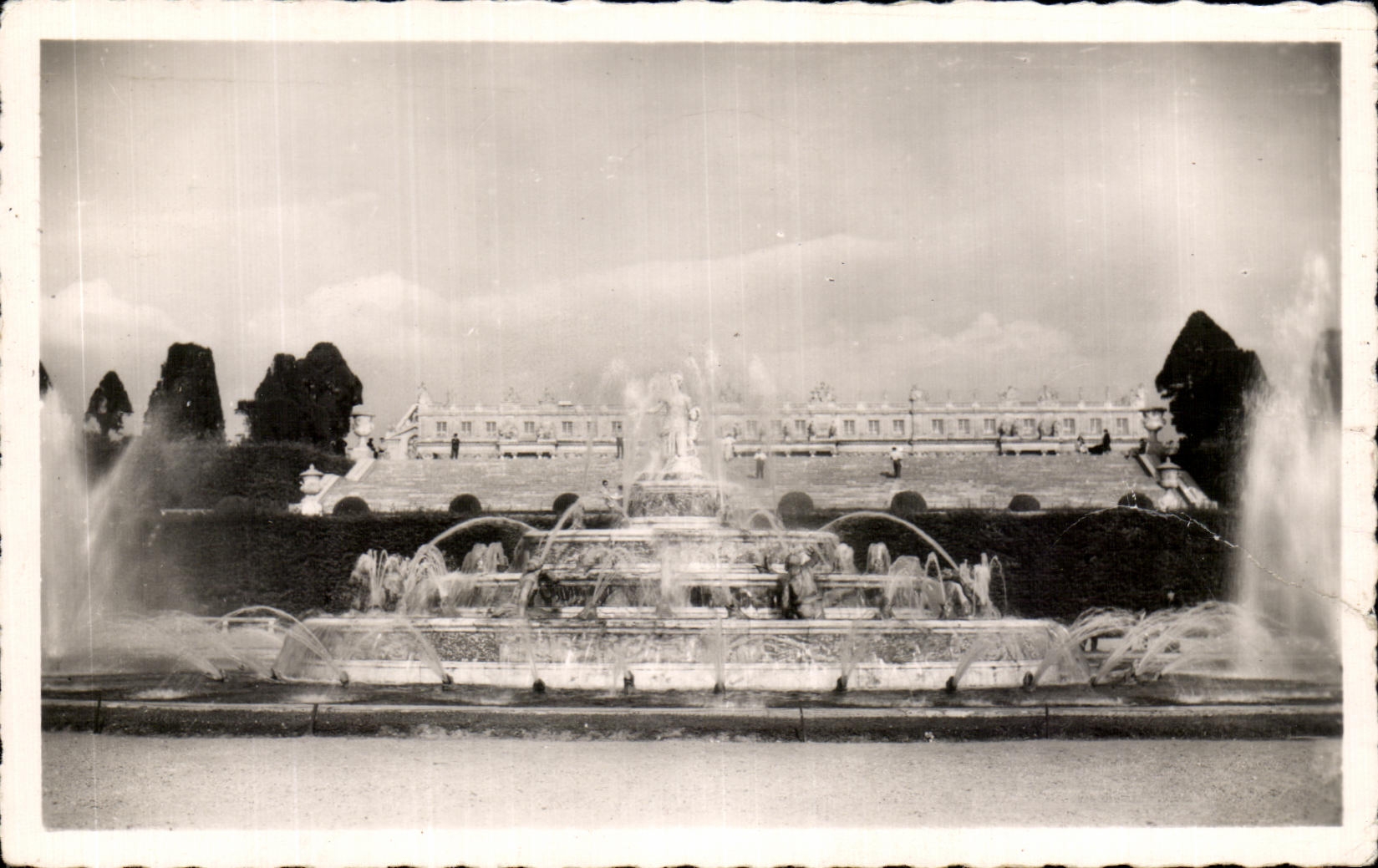 Versailles — Bassin de Latone - Grandes Eaux — Façade arrière du Château — Éditions du Globe