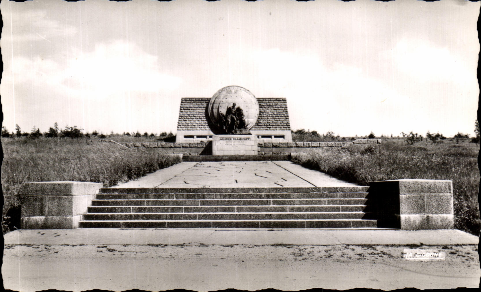 Maginot-Monument — Umgebung von Verdun (Meuse) — S.P.A.D.E.M. Paris