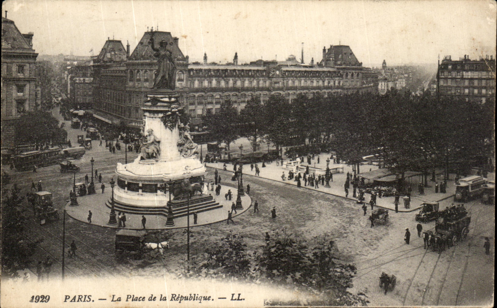 CPA Paris La Place de la Republique
