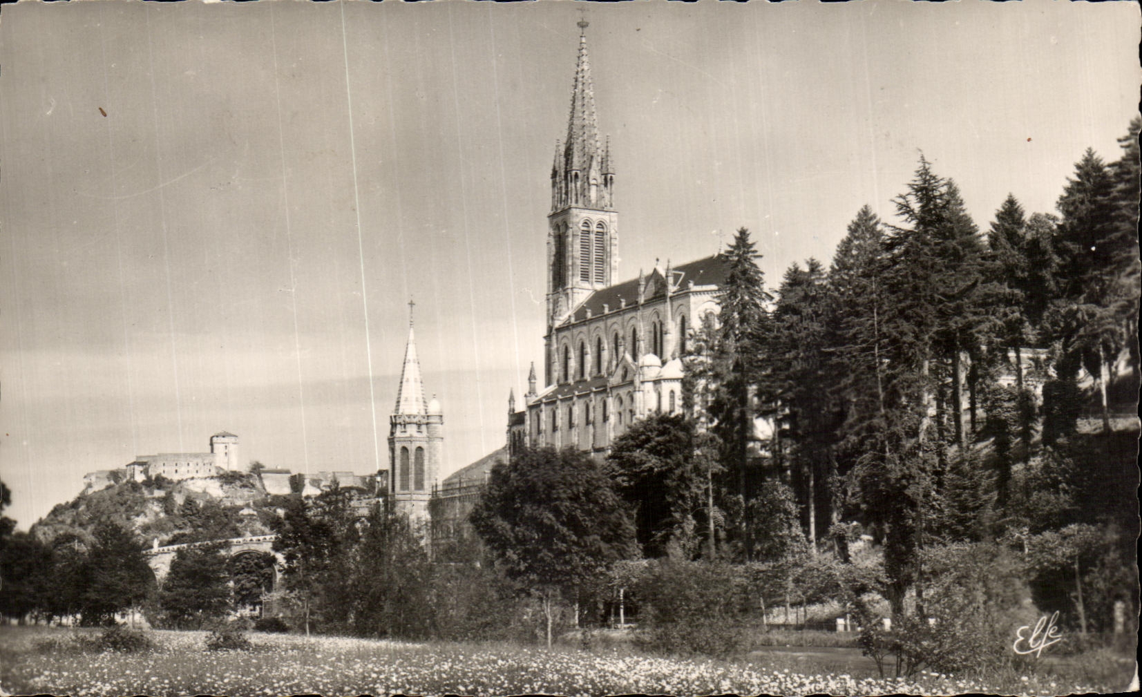CPA Lourdes Profil de la basilique et Chateau Fort