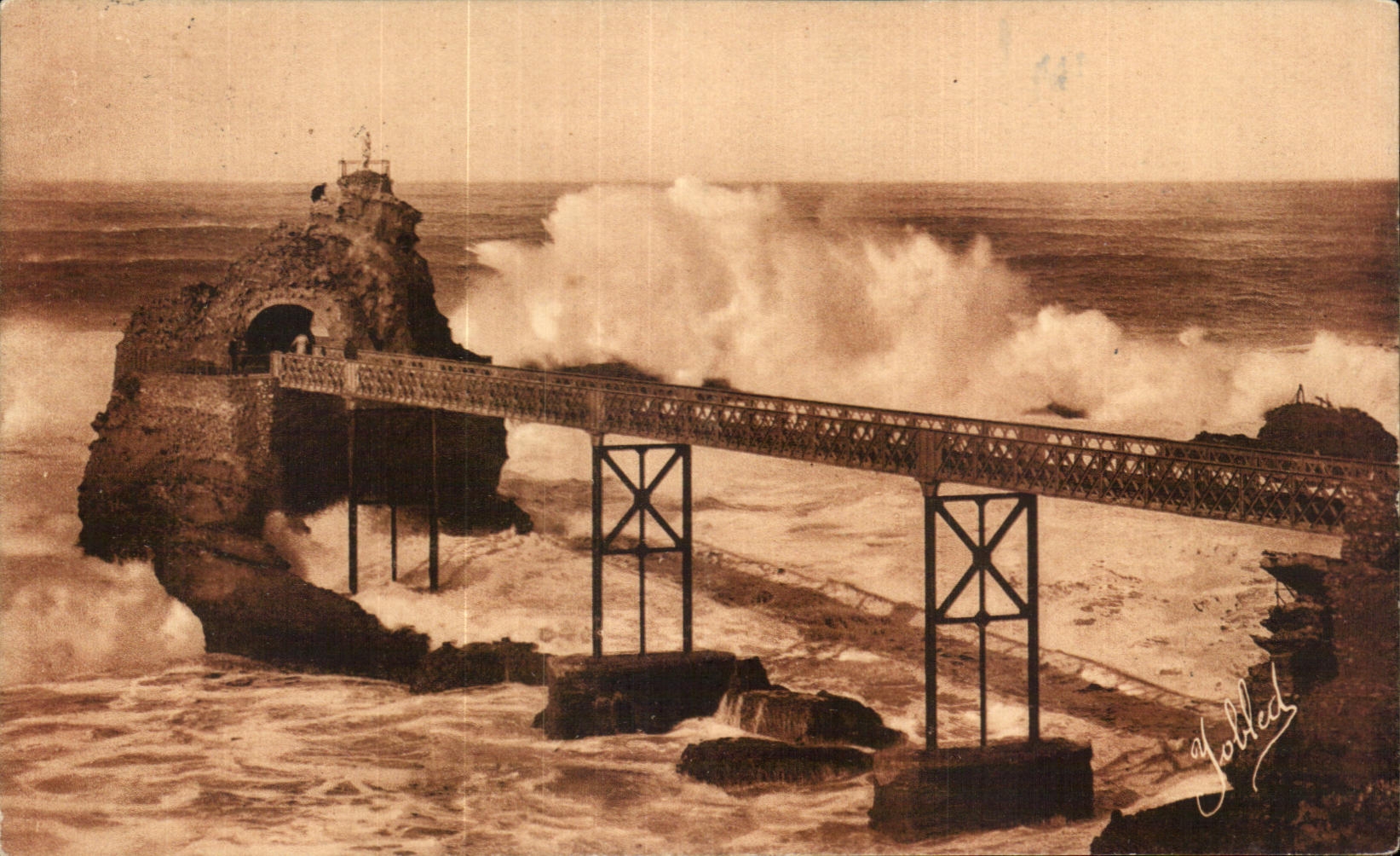 CPA Biarritz Rocher de la Vierge Effet de Mer